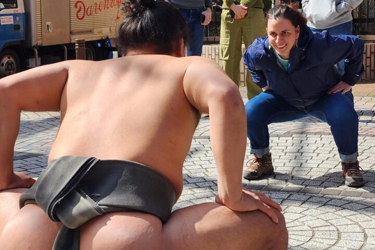seorang lelaki dalam pakaian mandi duduk di jalan dengan seorang wanita