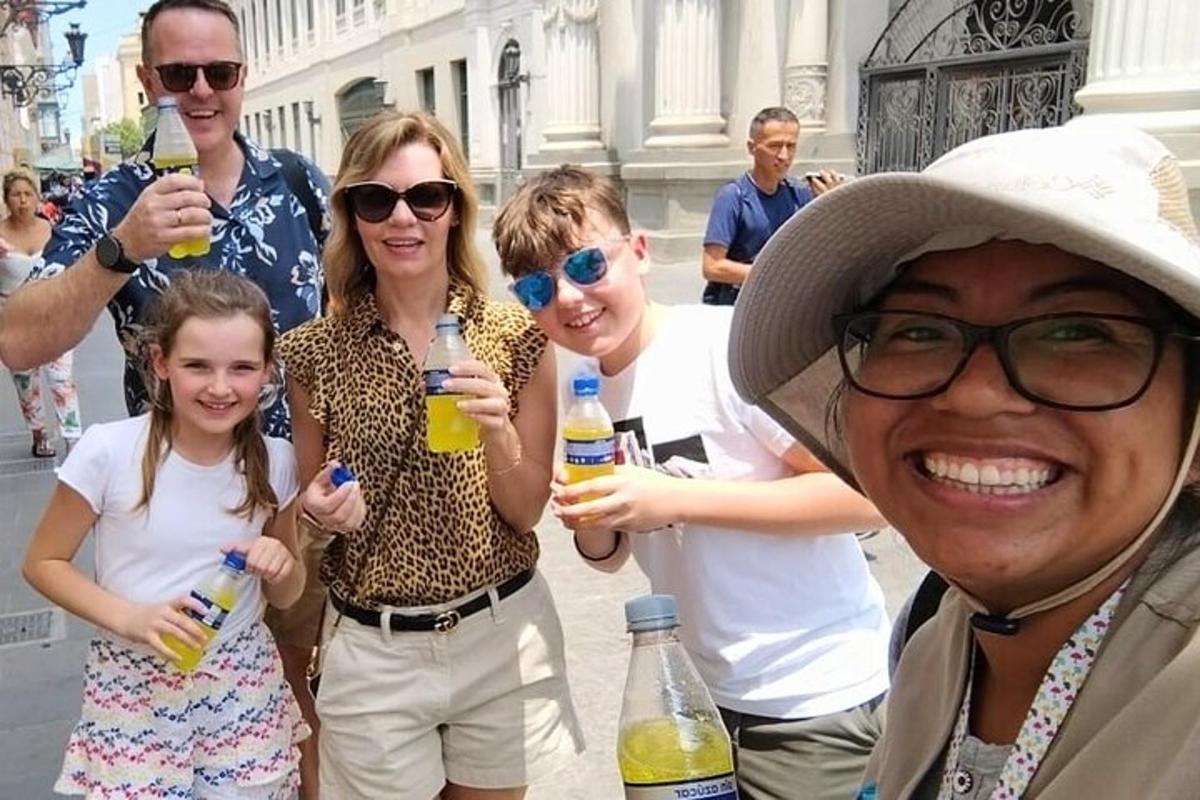 Un grupo de personas posando para una foto con bebidas.