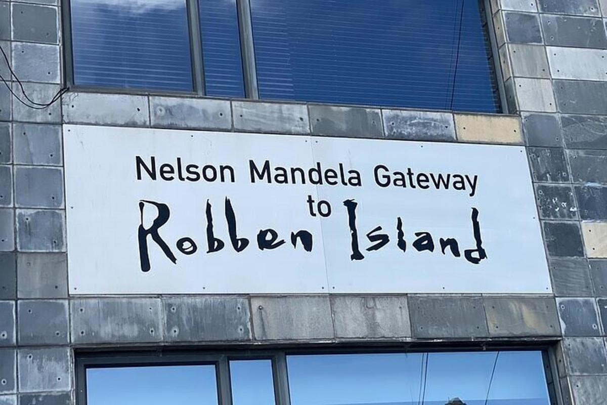 egy épületen egy tábla, amelyen a következő felirat olvasható: Nelson Mandela Galéria a Railway Islandig