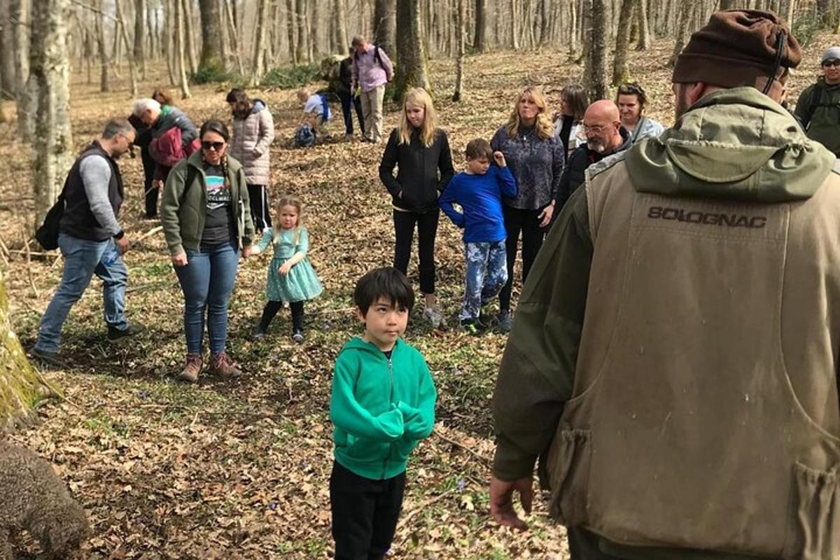 hópur fólks á göngu í skóginum