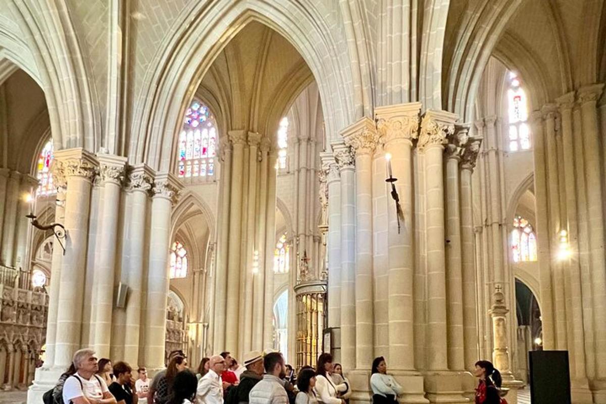 un gruppo di persone in piedi in una grande cattedrale