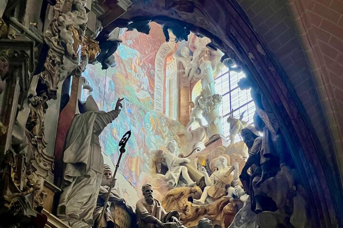 mural di dinding gereja dengan lukisan