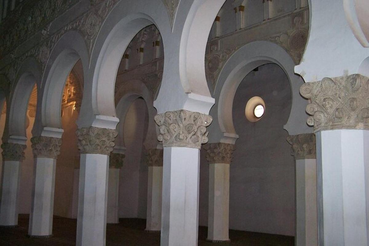 una fila di colonne in un edificio con soffitto