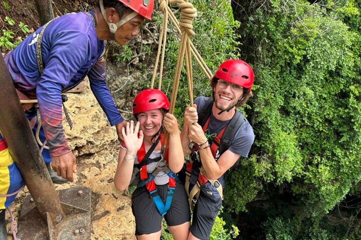 skupina lidí v helmách na zipline