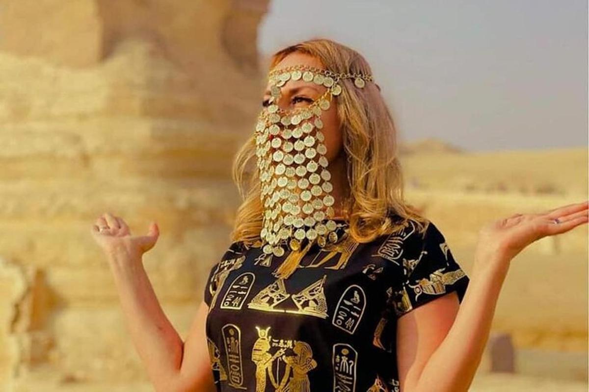 žena s maskou na obličeji