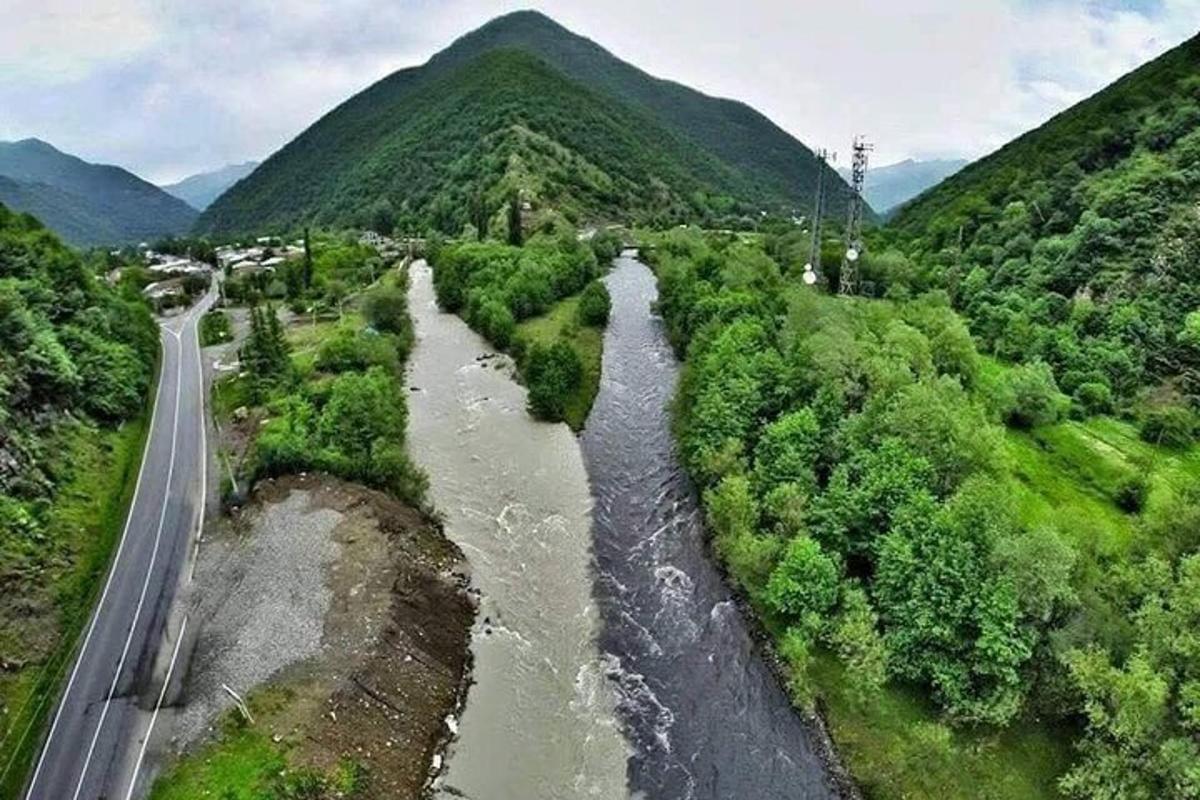 uma vista aérea de um rio próximo a uma estrada