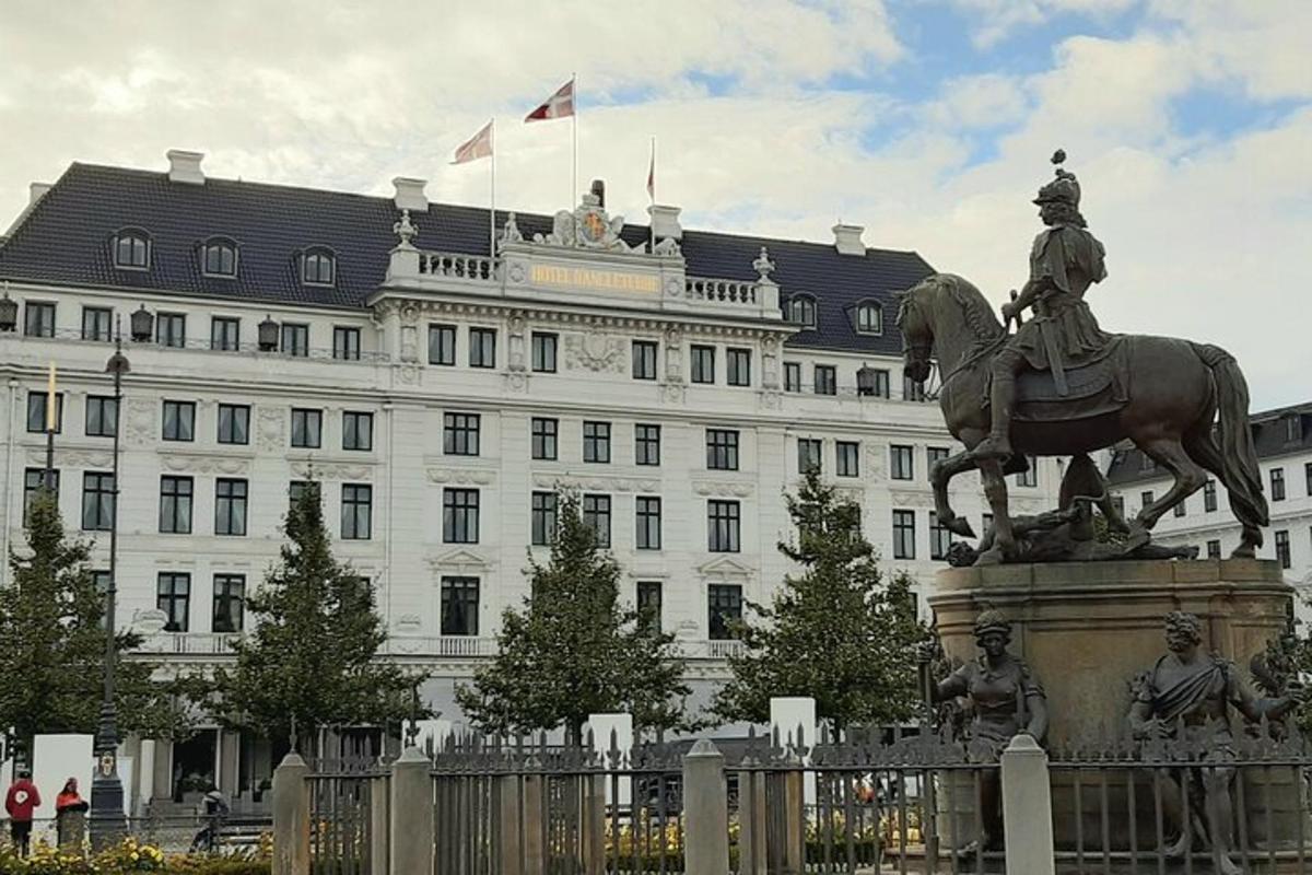 o statuie a unui bărbat pe un cal în fața unei clădiri