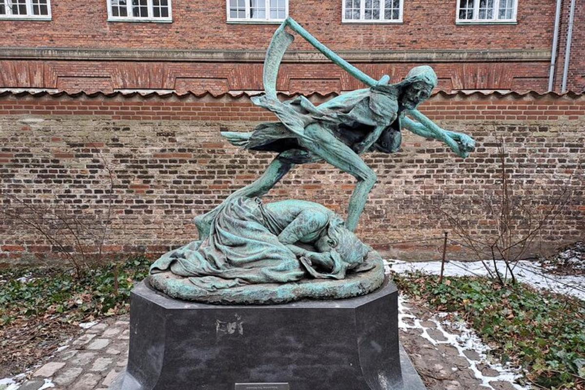 een standbeeld van een vrouw die op de grond ligt