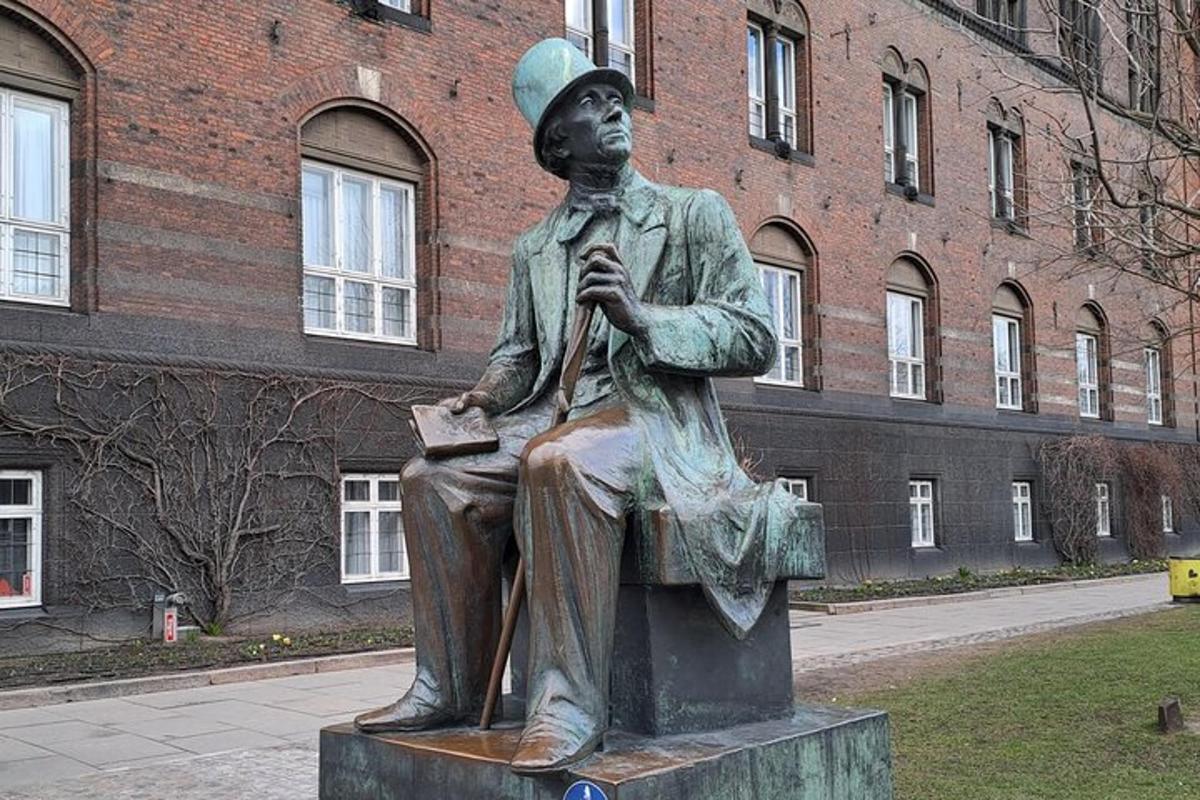 een standbeeld van een man die op een bankje zit