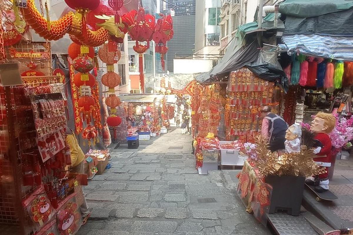 isang kalye na may palengke na may mga chinese lantern at tindahan