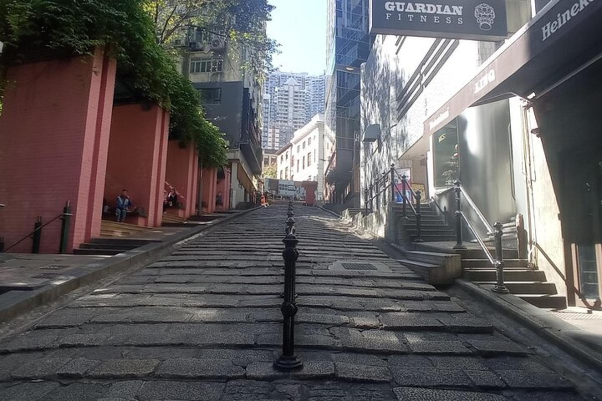 una calle vacía en una ciudad con edificios