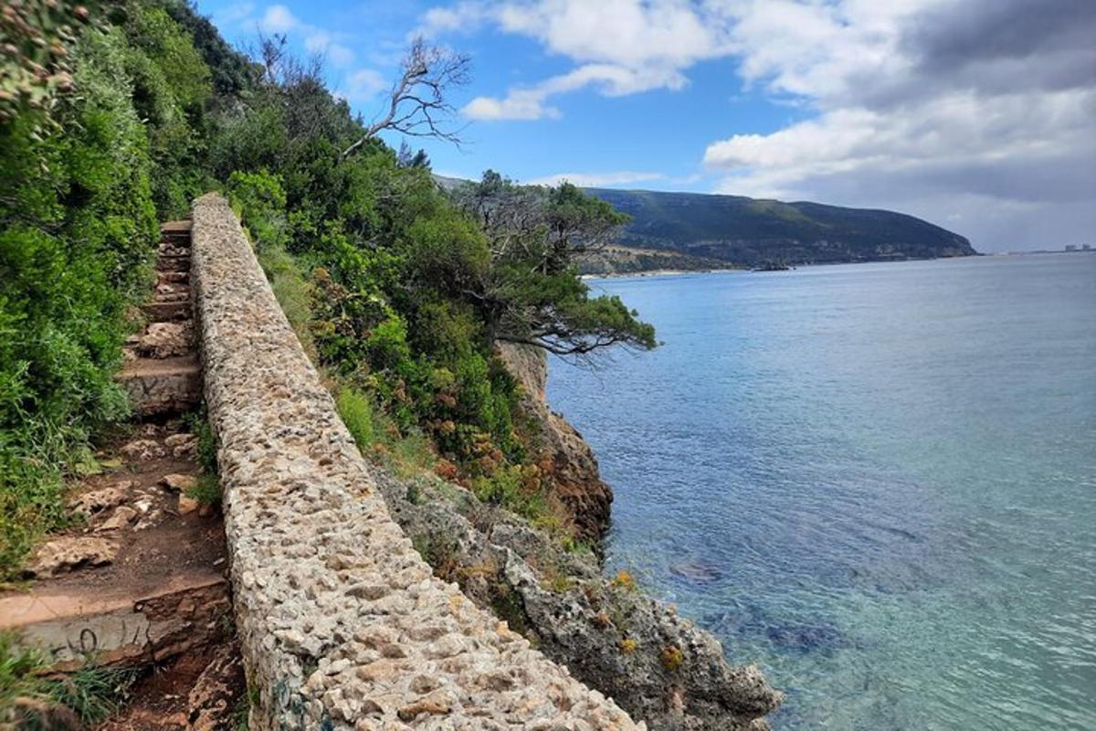 un muro di pietra accanto a uno specchio d'acqua