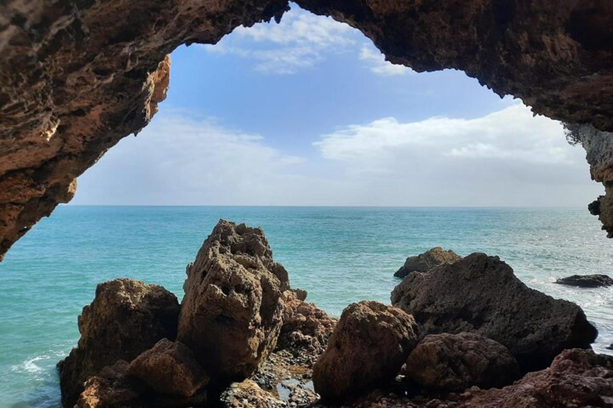 una vista dell'oceano attraverso una grotta rocciosa