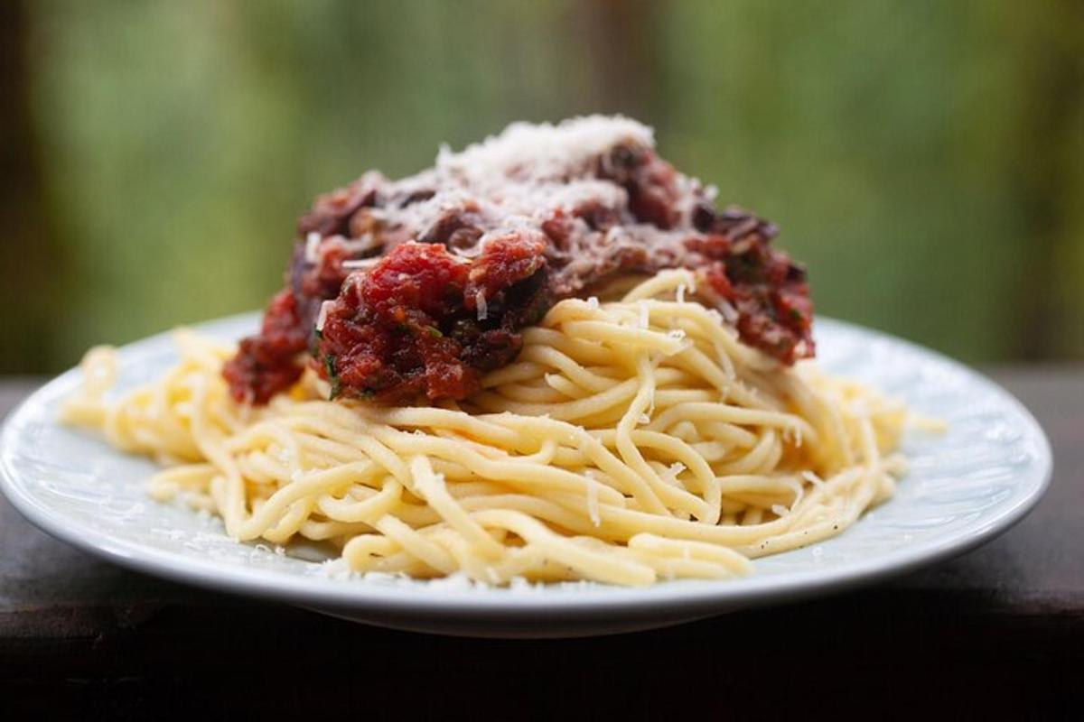 taldrik spagette, mille peal on lihakaste