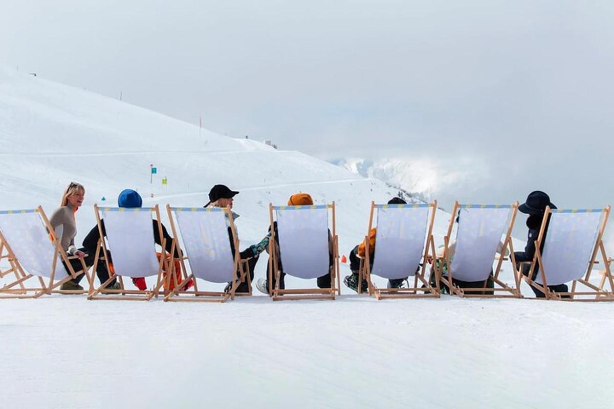um grupo de pessoas sentadas em cadeiras na neve