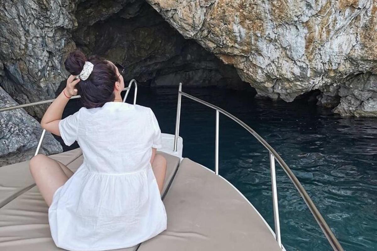 žena sedící na přední straně lodi ve vodě