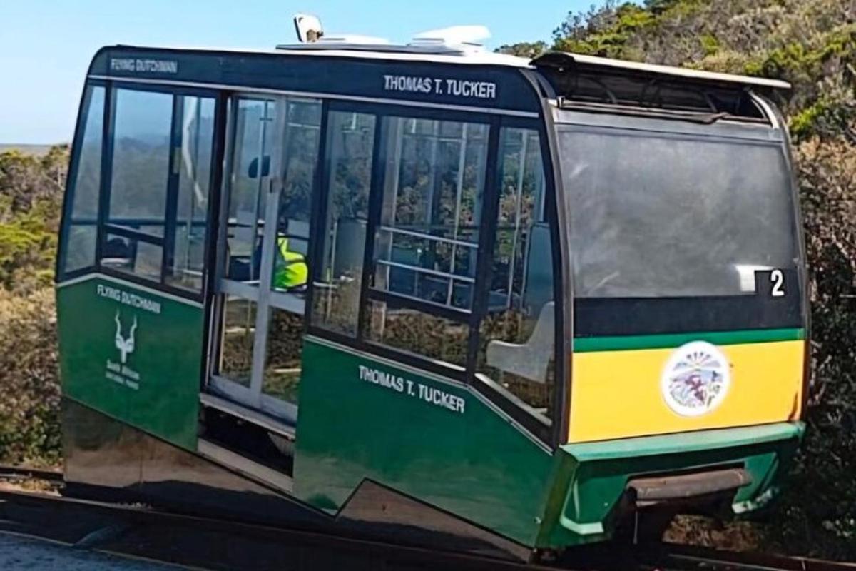 un tram con la scritta "Trust Tracker" sopra