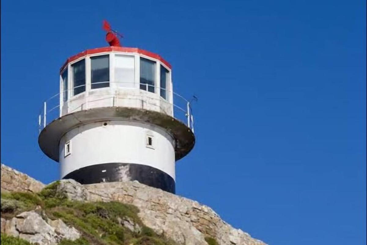 um farol na encosta de uma montanha