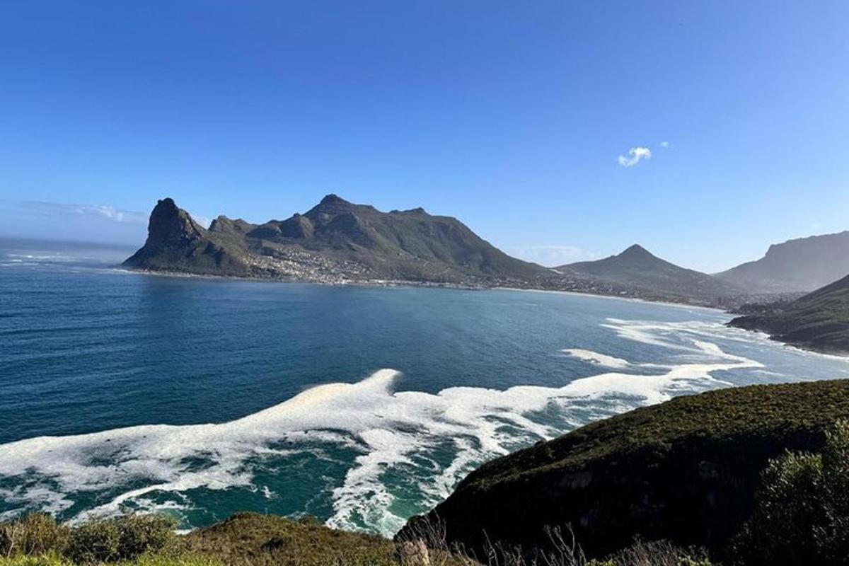 una vista dell'oceano con le montagne sullo sfondo