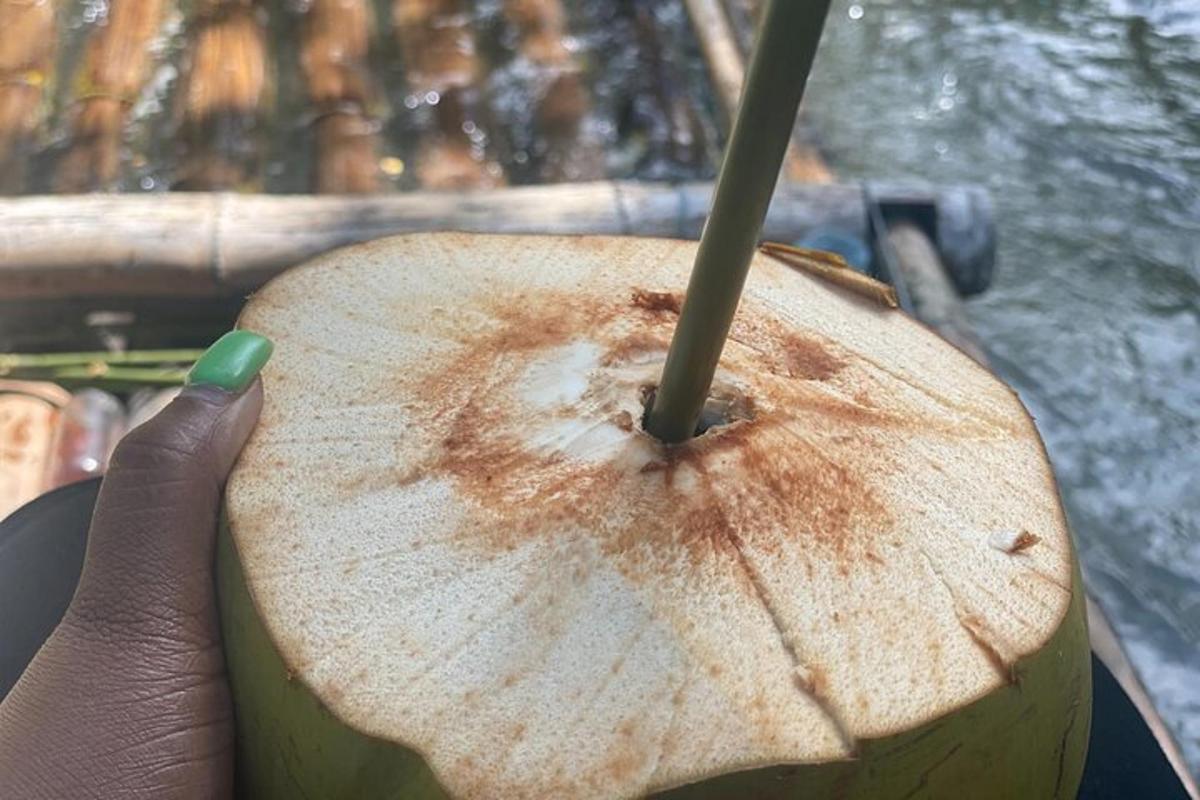 seseorang yang memegang sekeping makanan dengan kayu di dalamnya