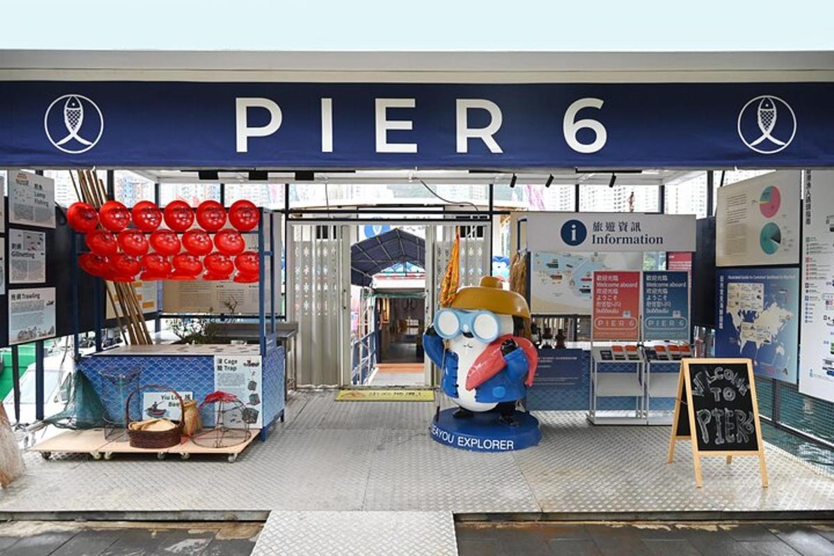 Pepsi-búð með persónu fyrir framan sig