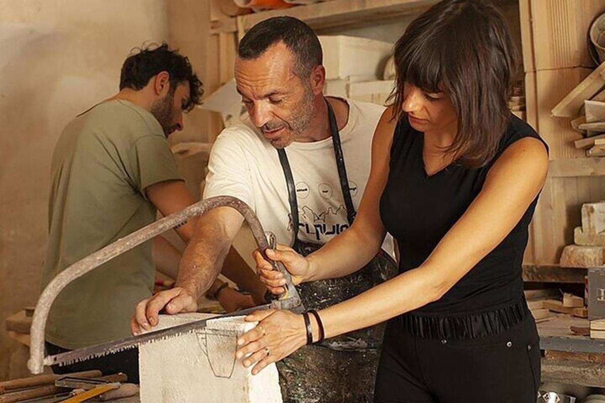 um homem e uma mulher em pé em uma cozinha