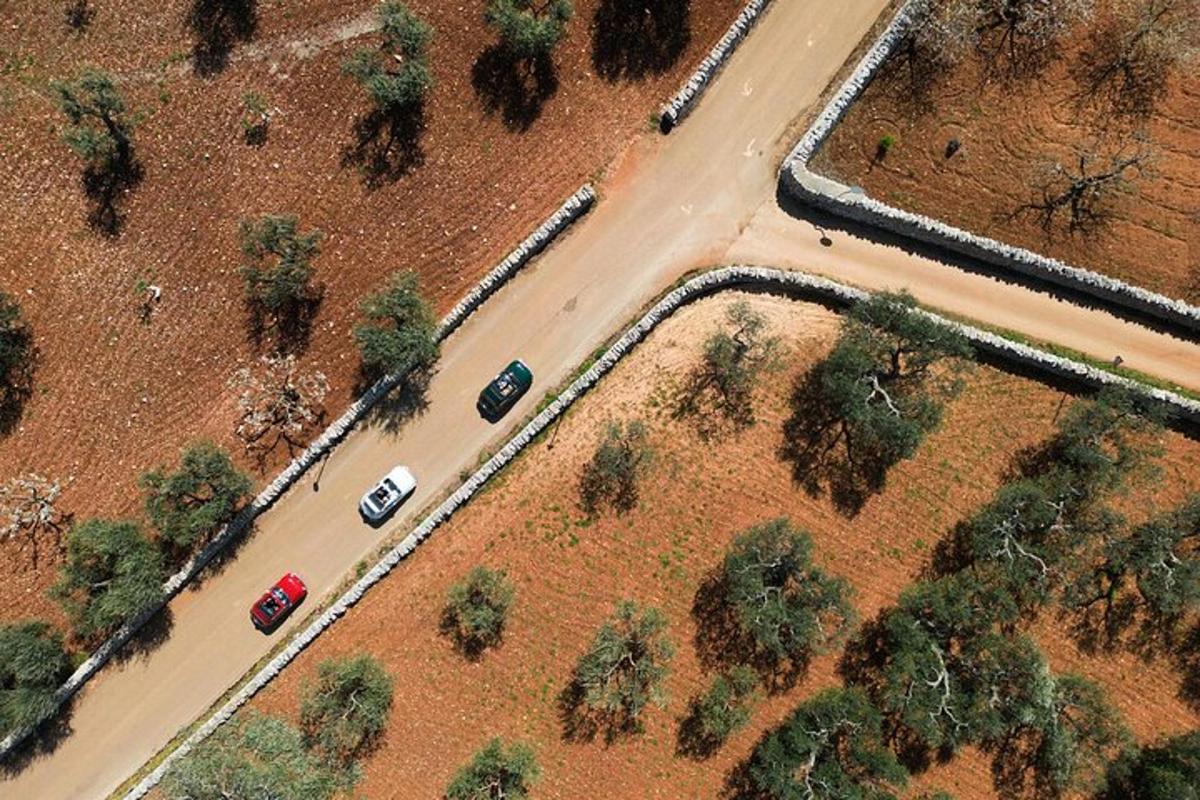 uma vista aérea de uma estrada com carros
