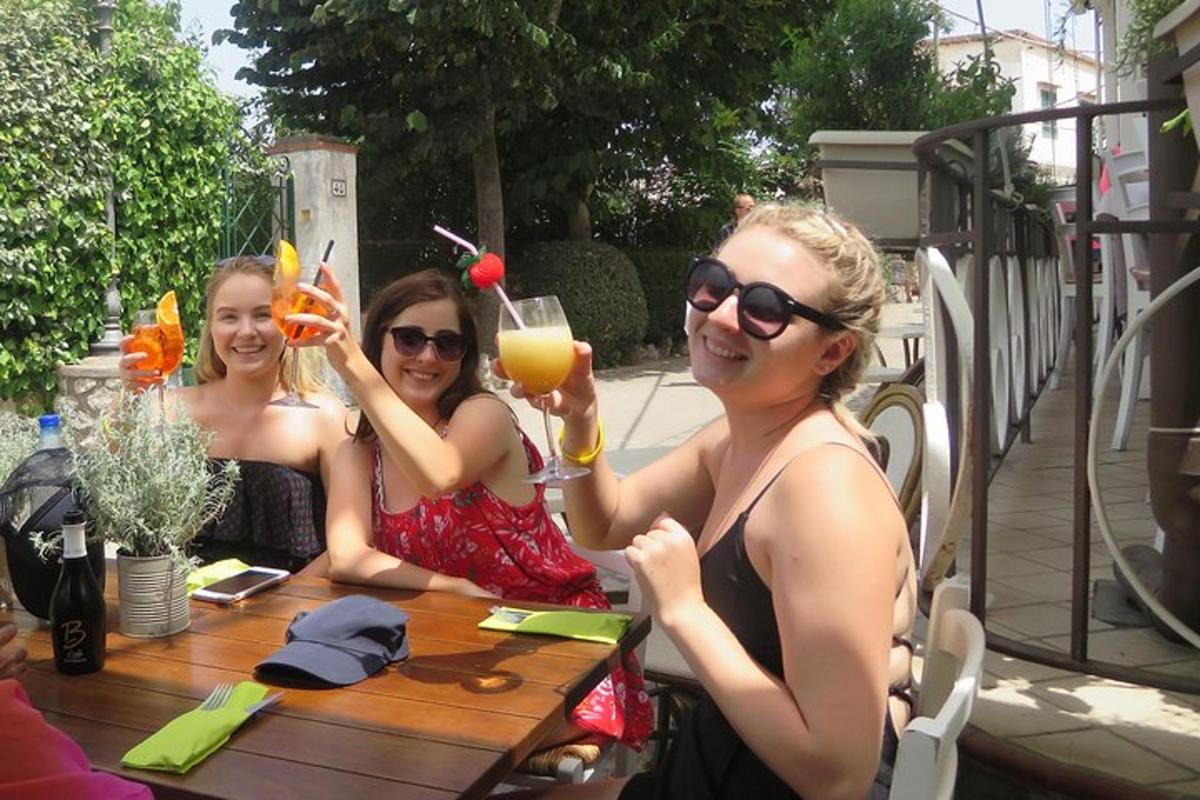 skupina žen sedících u stolu s nápoji