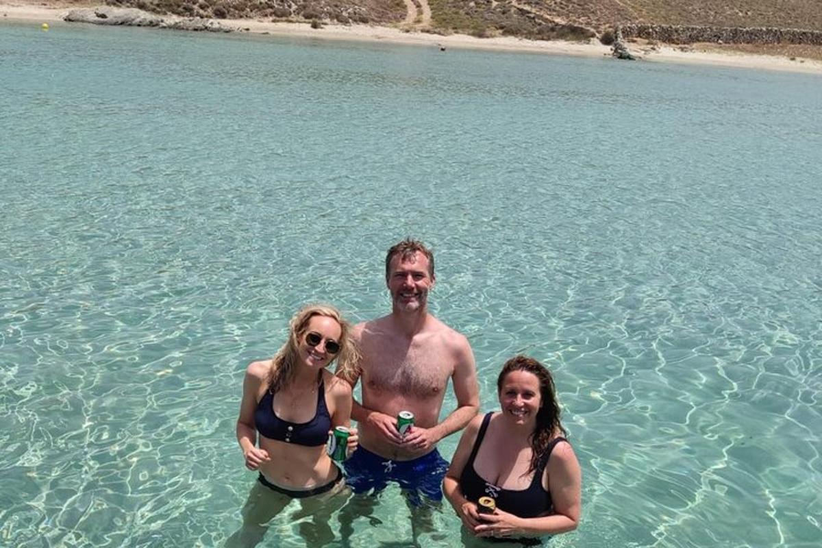 Un hombre y dos mujeres de pie en el agua