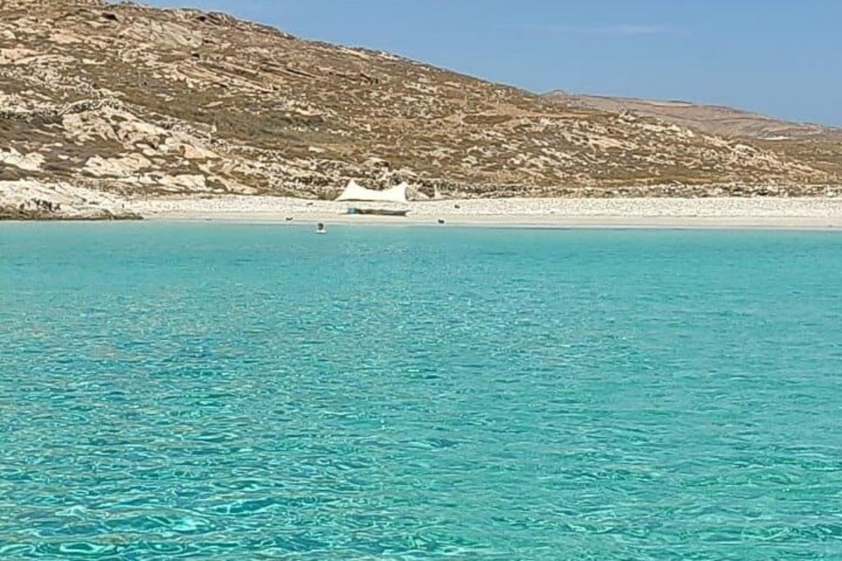 un grande specchio d'acqua con una spiaggia sullo sfondo