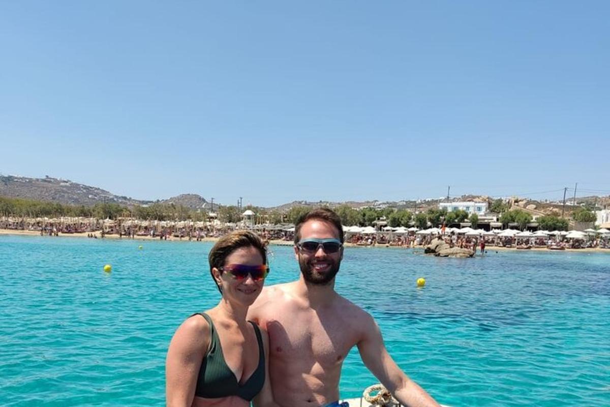 un uomo e una donna in piedi nell'acqua della spiaggia