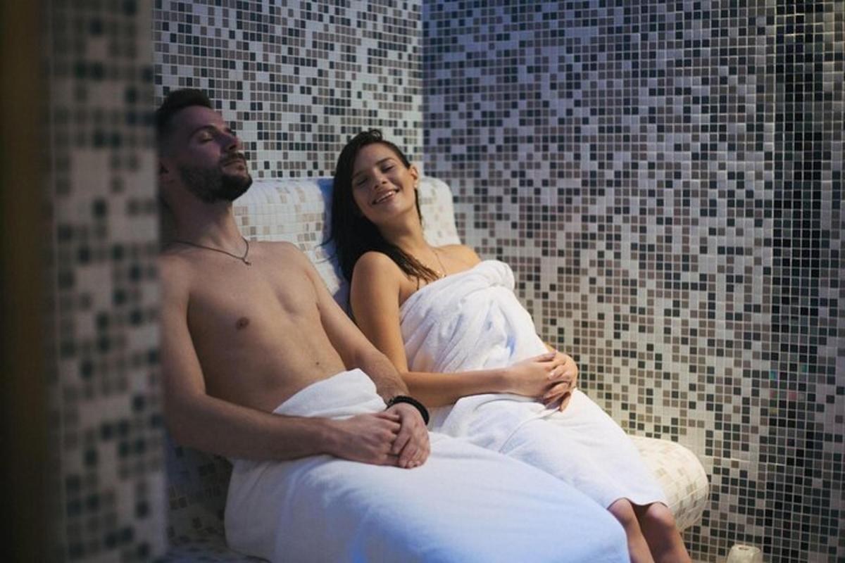 seorang lelaki dan seorang wanita duduk di dalam tab mandi