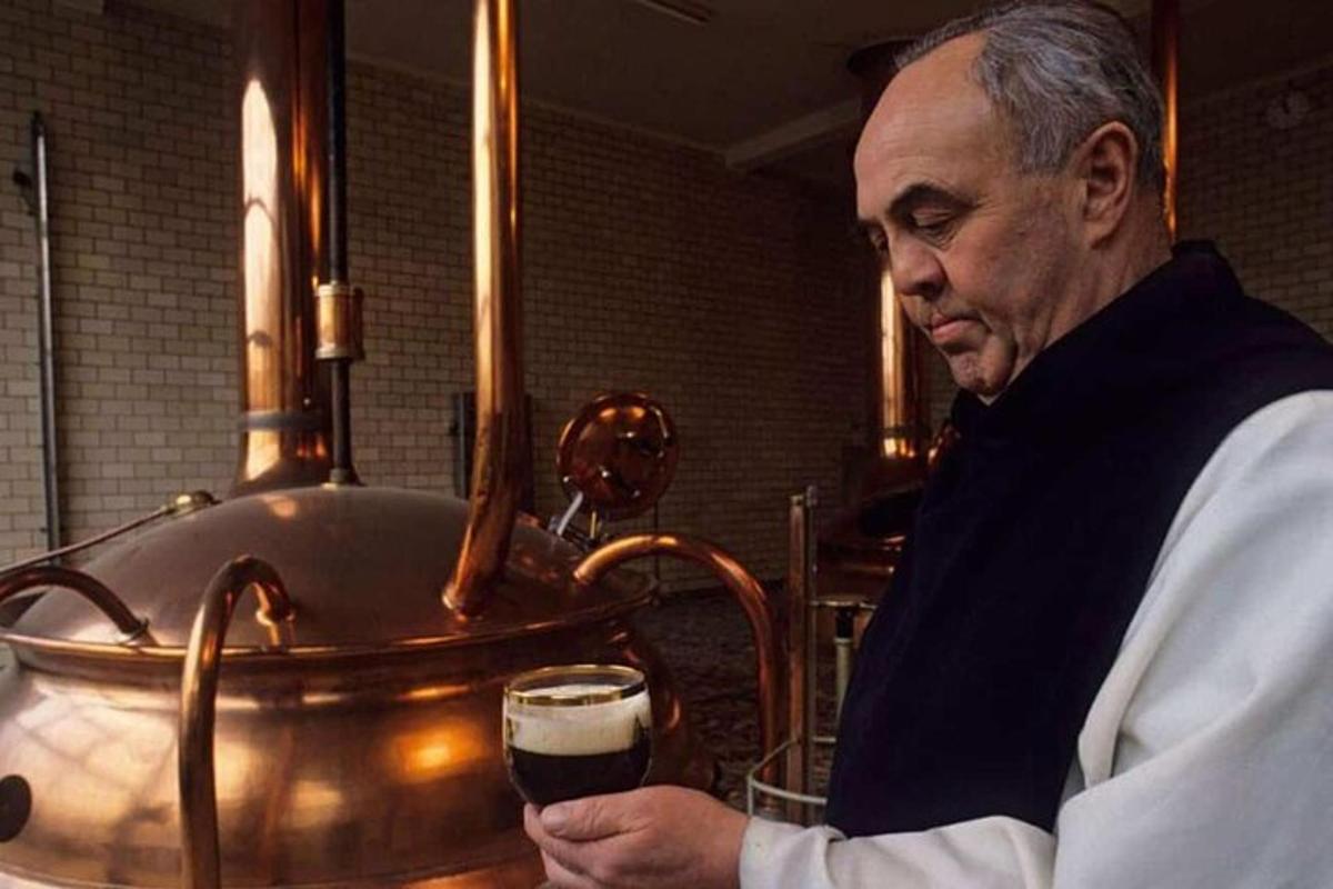Un hombre sostiene una copa de vino