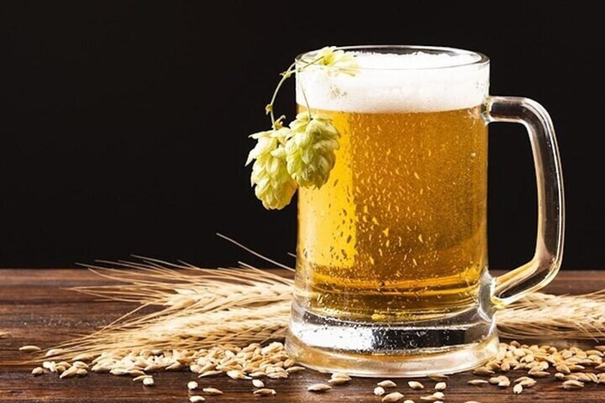 isang baso ng beer sa isang mesa na may mga butil