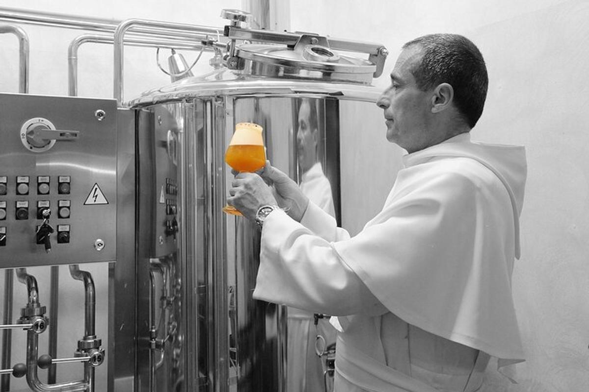 Un hombre sostiene un vaso en una máquina.