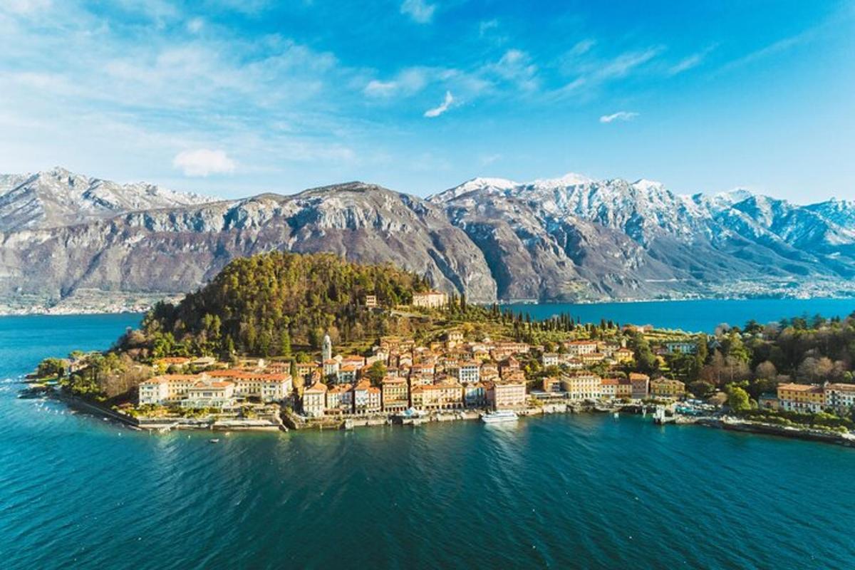 un'isola in mezzo a uno specchio d'acqua