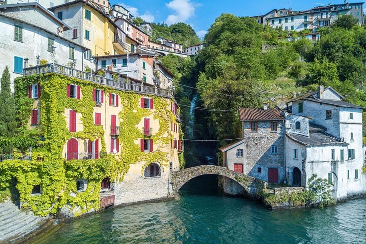un ponte sopra un fiume in una città con edifici