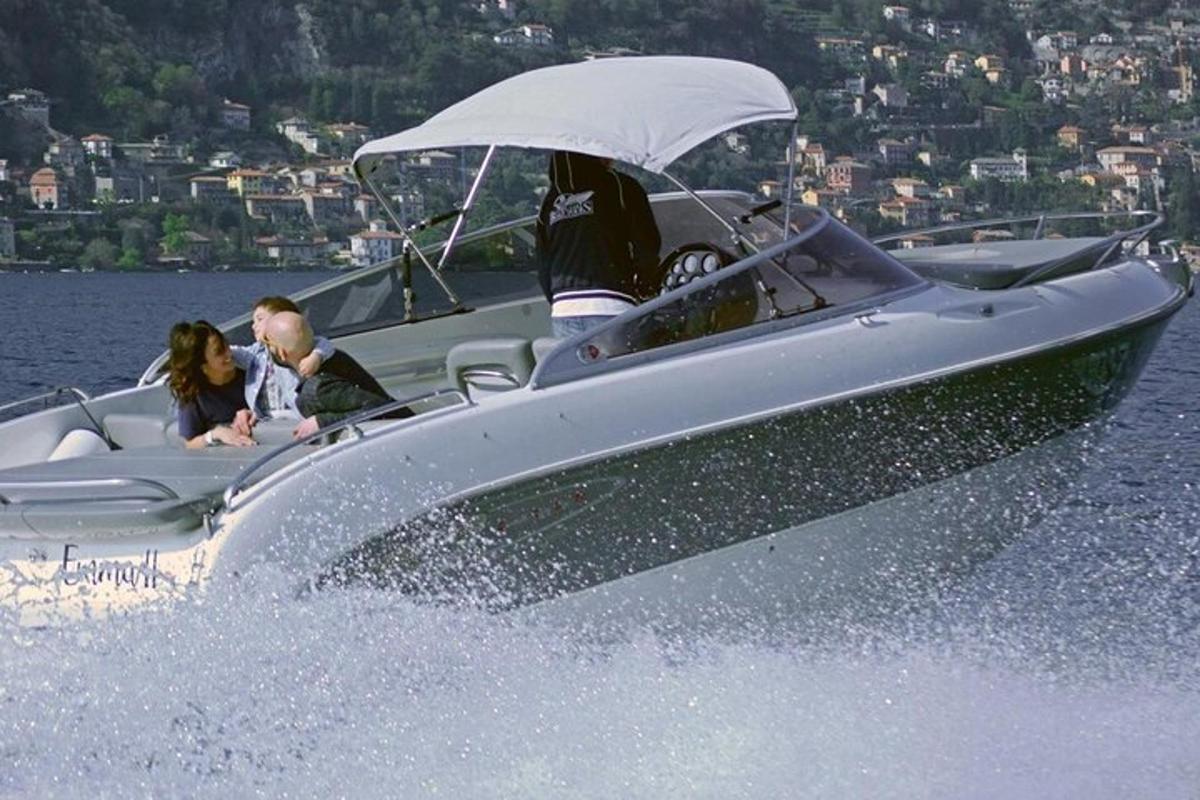 un gruppo di persone su una barca sull'acqua