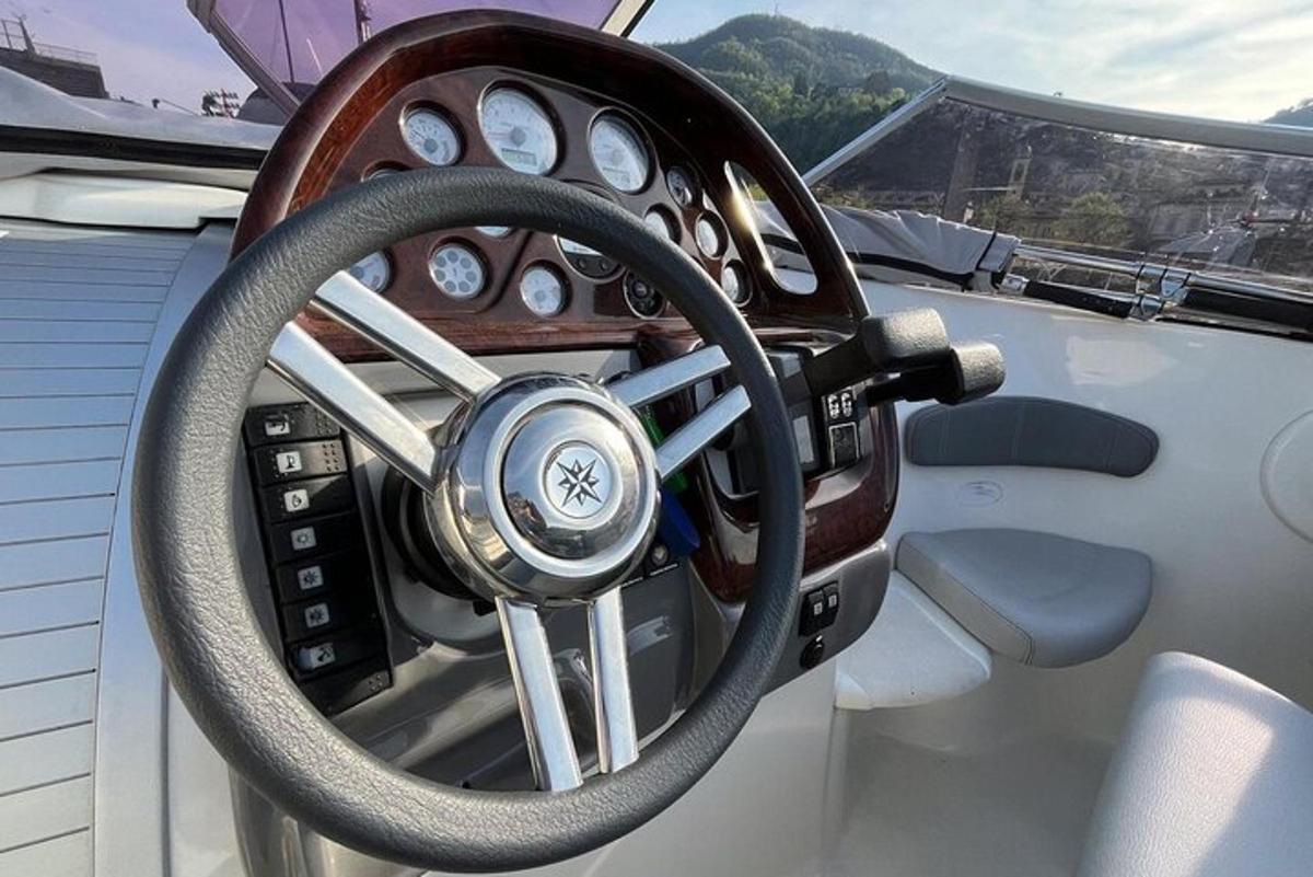 un volante nella cabina di pilotaggio di una barca