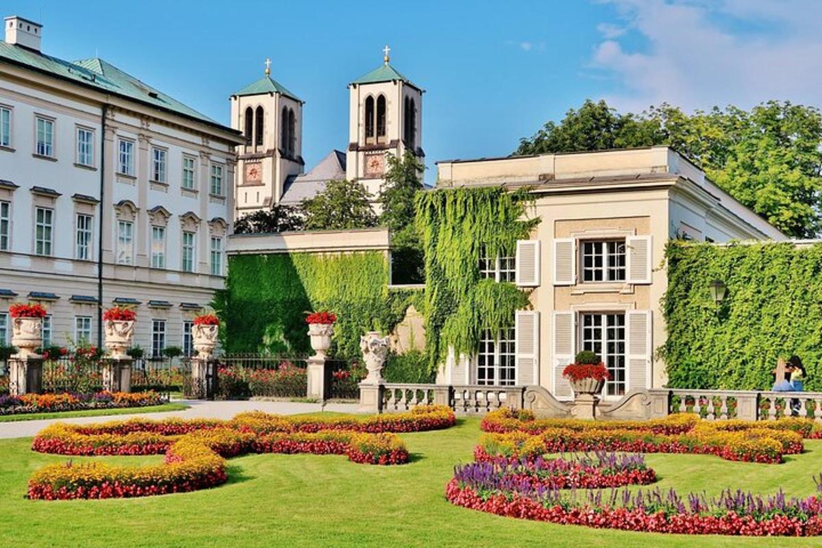 un giardino con fiori di fronte a un edificio