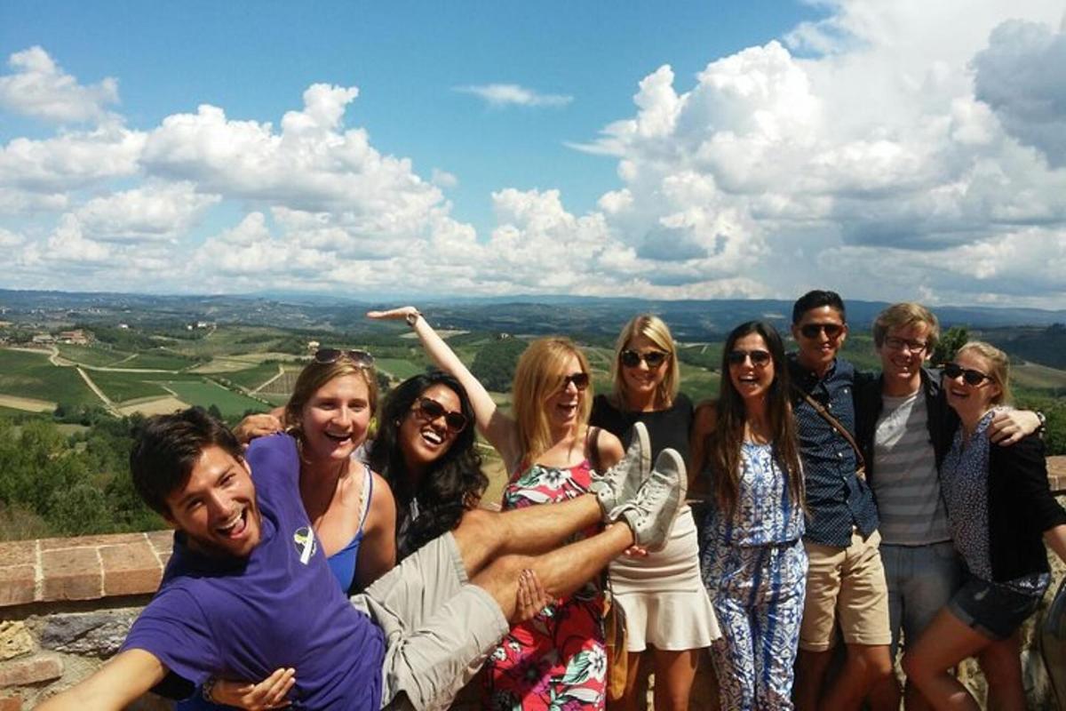 un grup de persones posant per a una foto a la muntanya