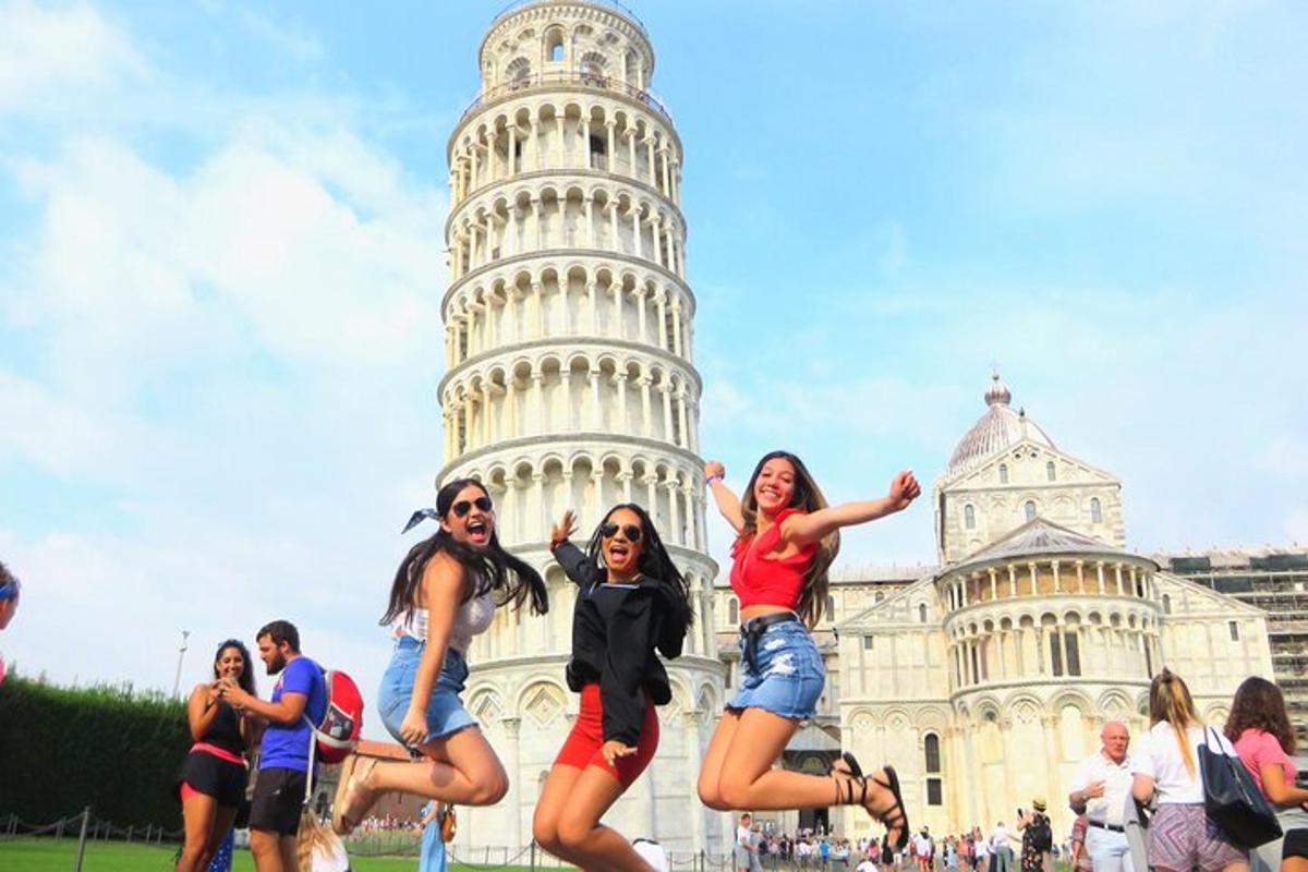 Inimesed hüppavad Pisa kaldtorni ees