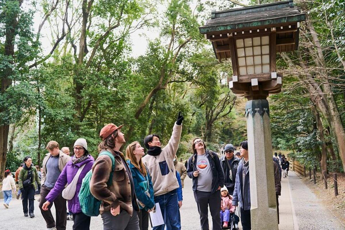 街灯の周りに立っている人々のグループ