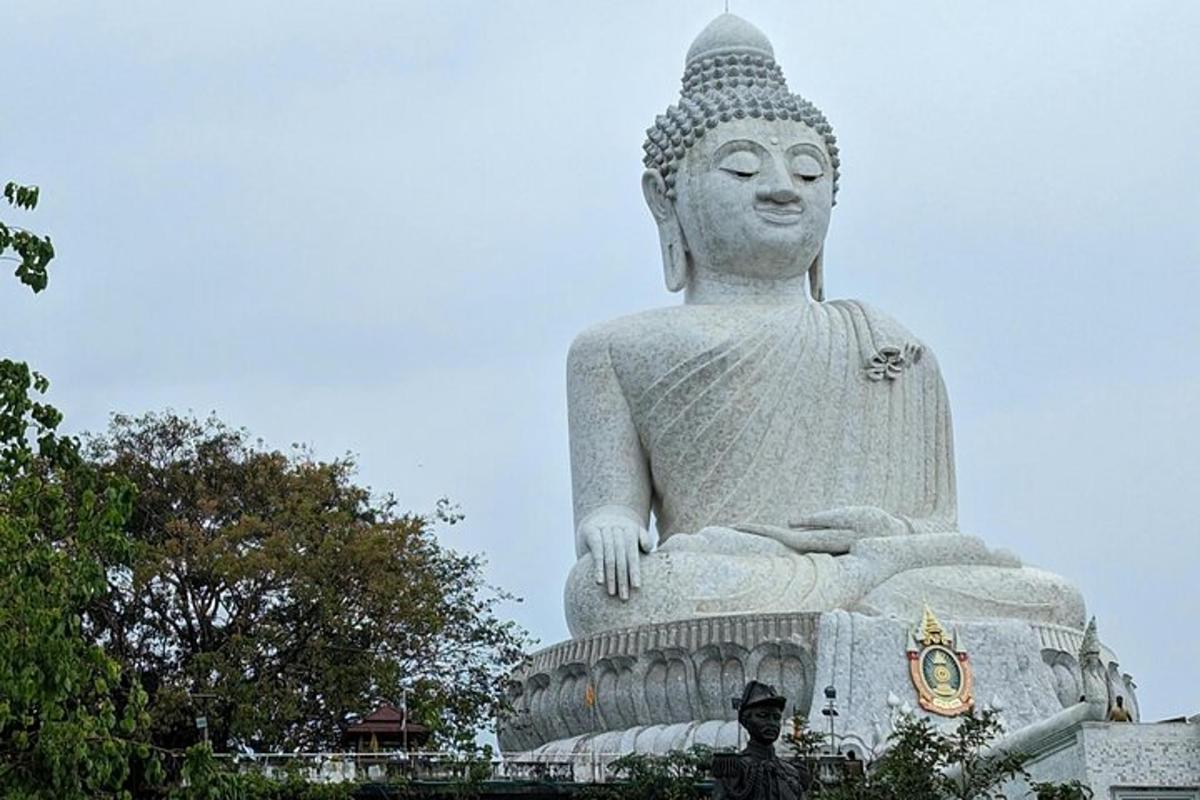 una grande statua di un buddha gigante