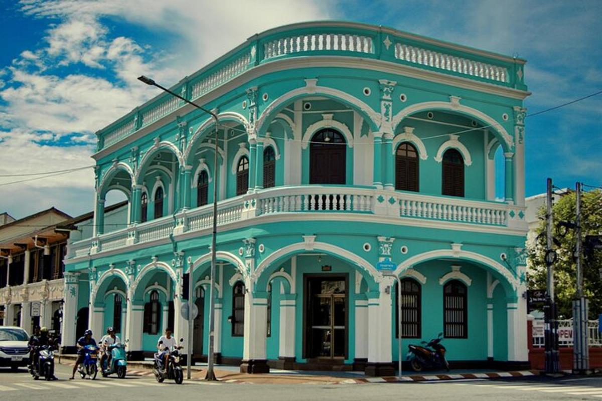 un edificio blu e bianco con motociclette parcheggiate di fronte