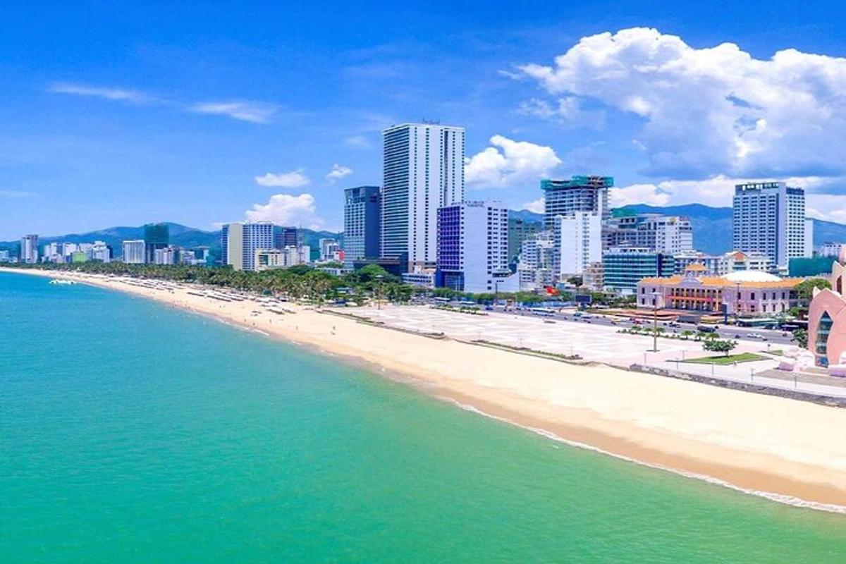một quang cảnh bãi biển trước mặt một thành phố