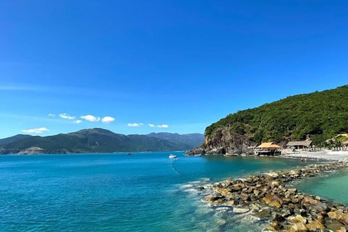 ein Blick auf einen Strand mit blauem Wasser