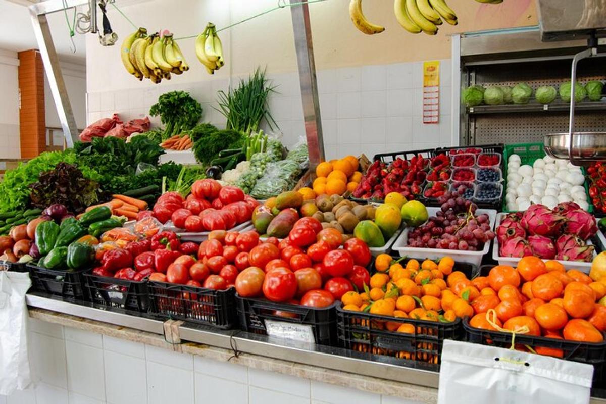 uma exposição de frutas e vegetais em um mercado