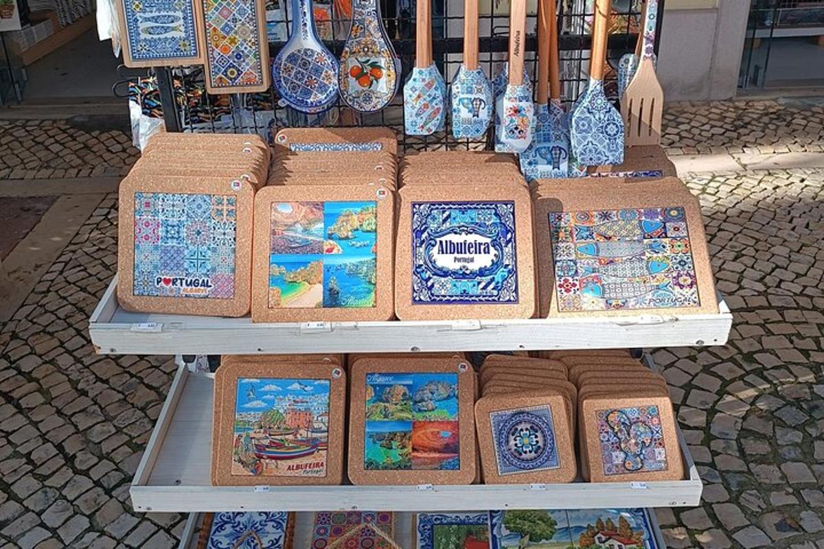 uma exposição de vasos sobre uma mesa