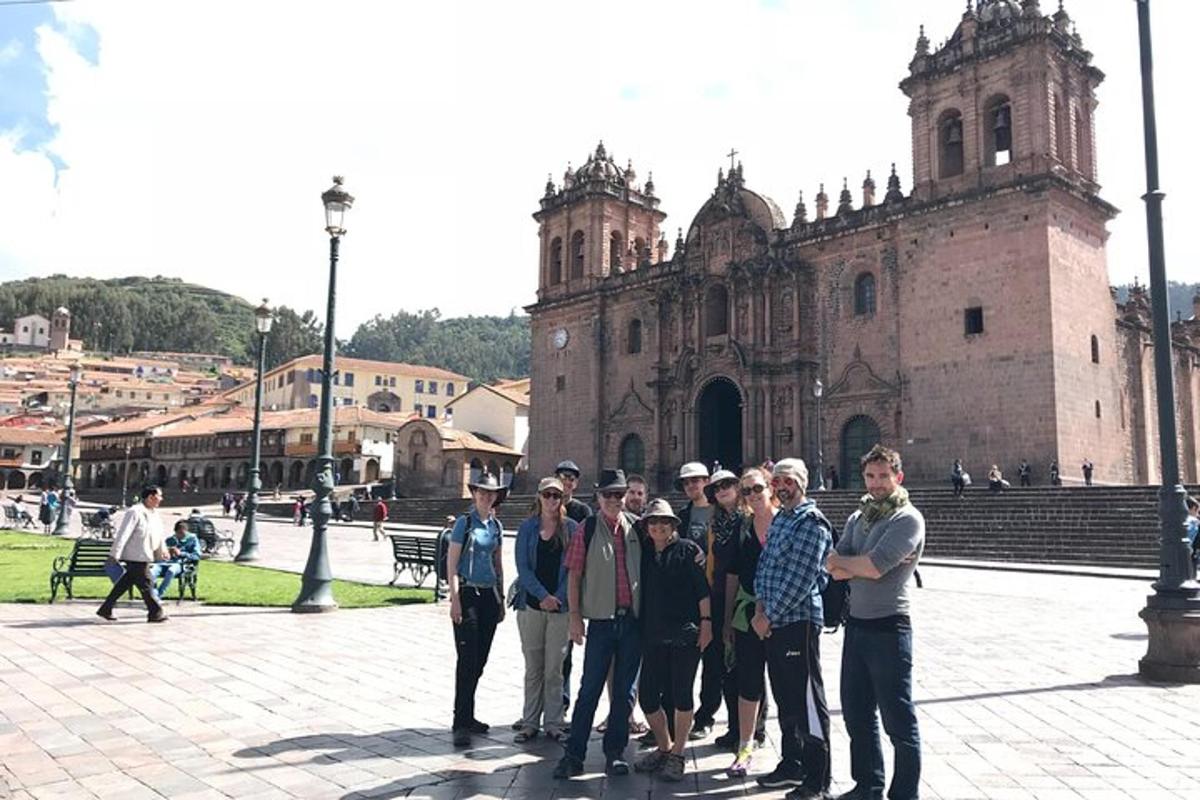 um grupo de pessoas em pé em frente a um prédio